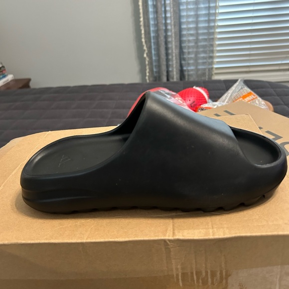 Yeezy Slide.  YZY Slide - Picture 1 of 5